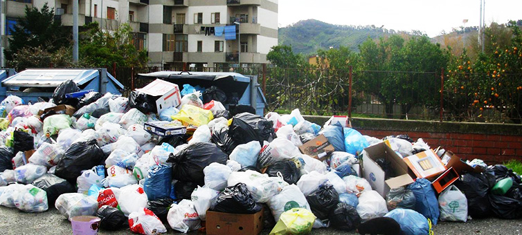 Emergenza rifiuti in Calabria: in fondo allo Stivale la spazzatura si paga a peso d’oro