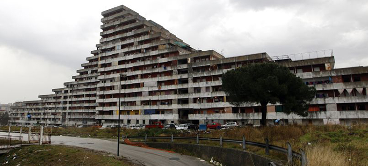 A Napoli case popolari gestite dai clan